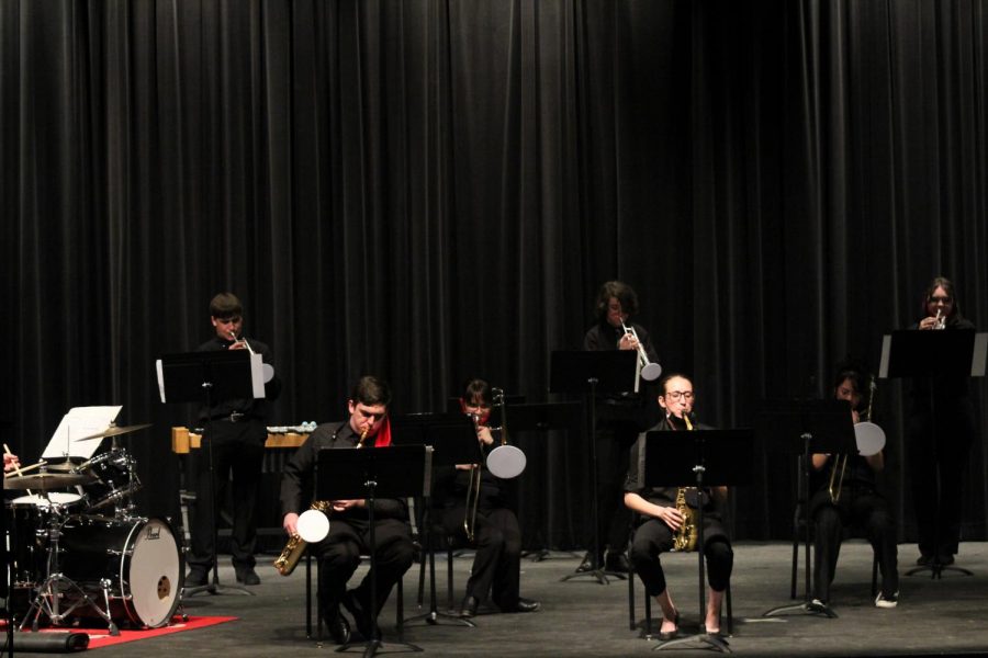 Jazz band performs their second piece.